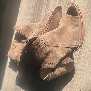 Vince Camuto Koral Brown Taupe Suede Peep Toe Booties Size 8 Tan Neutral